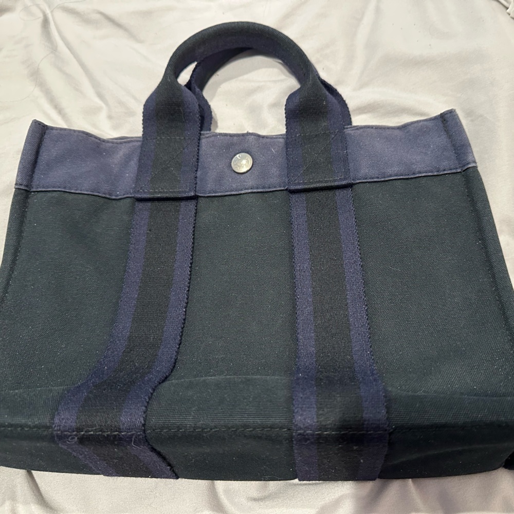Hermes fourre tote bag with handles and a snap
closure